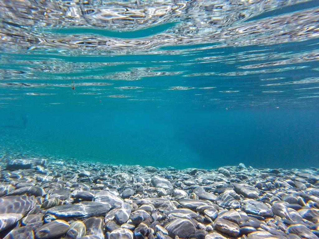 Acqua limpida su ciottoli di fiume